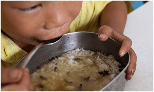 一次走访学校时惊讶地发现,当地竟然还有不少娃吃着没有营养的梅干菜