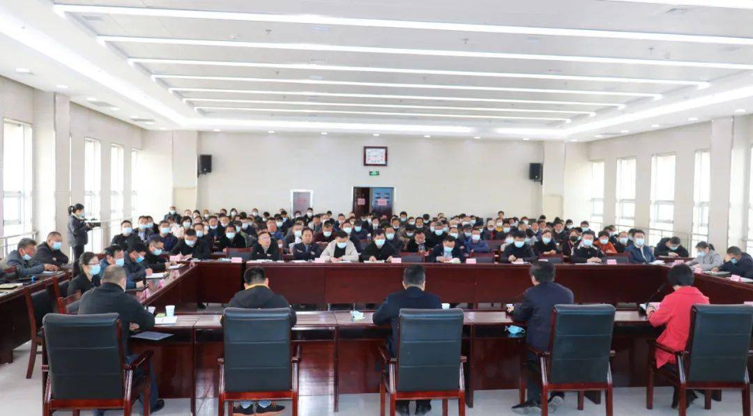 会上,现代农业产业服务中心主任刘金蕊和农户以问答