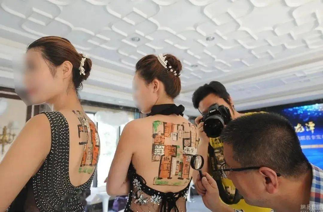 开发商用女模特裸露的后背展示户型图,已被暂停销售!官方介入调查