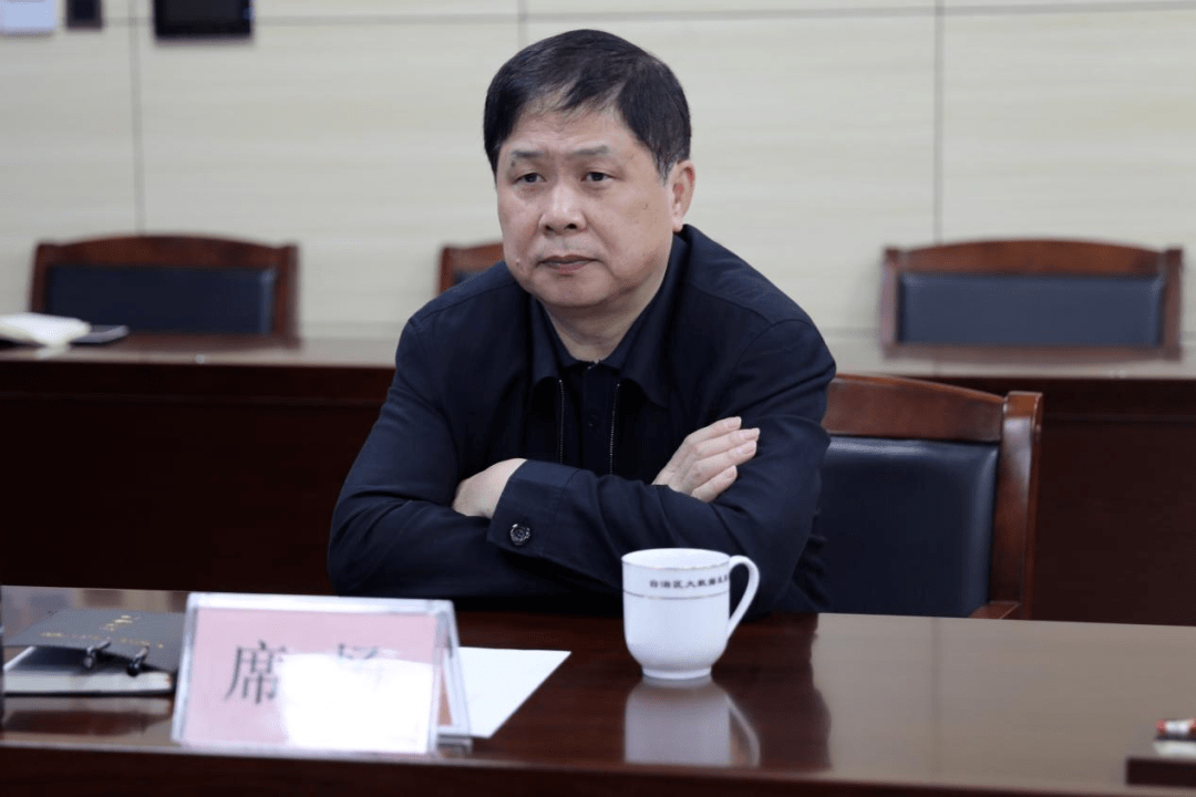 大数据发展局党组书记,局长席扬与来访的唐利科技有限公司总裁张昿临