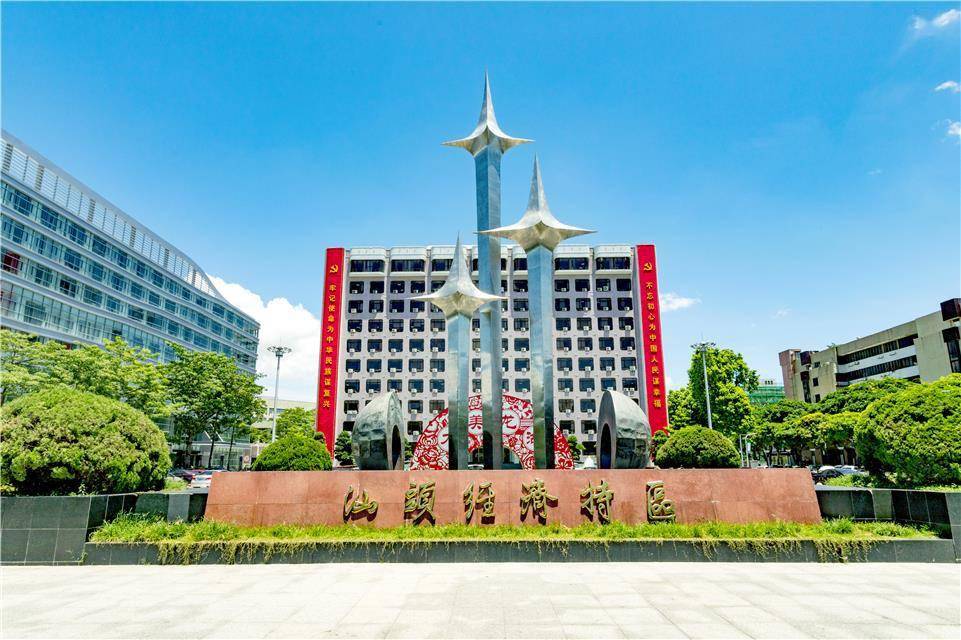 汕头经济特区发祥地龙湖区政府门前,矗立着特区标志性建筑"升腾".