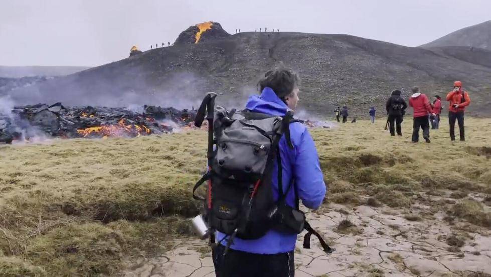 冰岛大量游客不顾危险 聚集在喷发火山附近围观拍照
