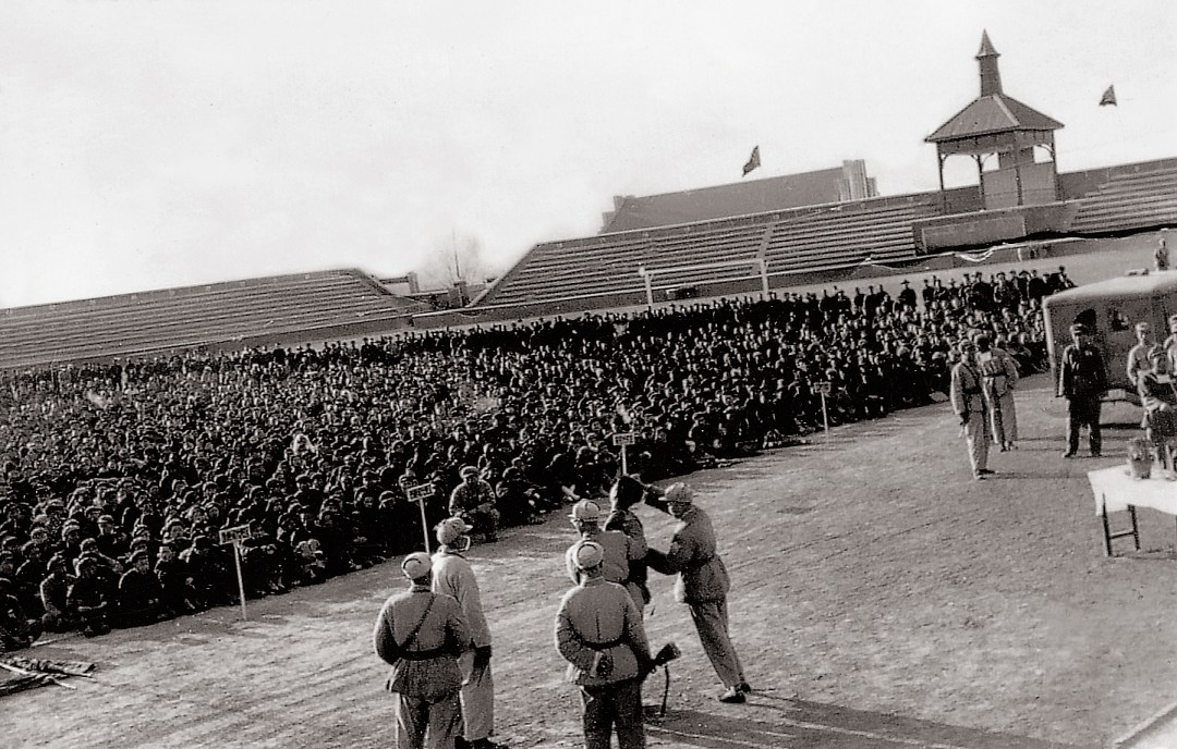 抓获的部分匪特反动道会门藏匿的长短枪支公安人员抓获兵痞社会主义