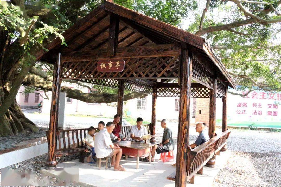 兴业县大平山镇江下村的村民听党史故事"凉亭党史课"走红,成为当下老