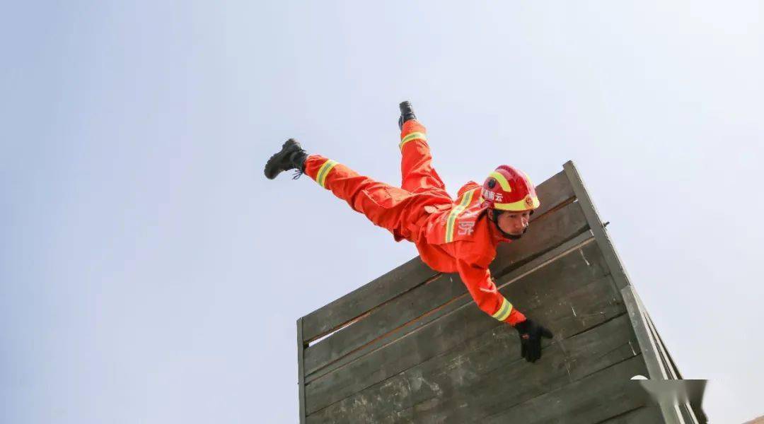 穿越重重障碍来救你