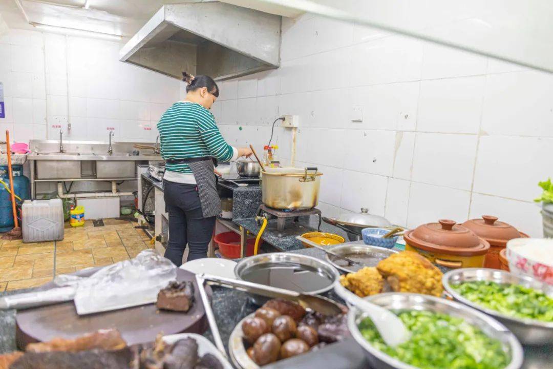 厨房是半明档的,老板娘一个人在里面忙活着.