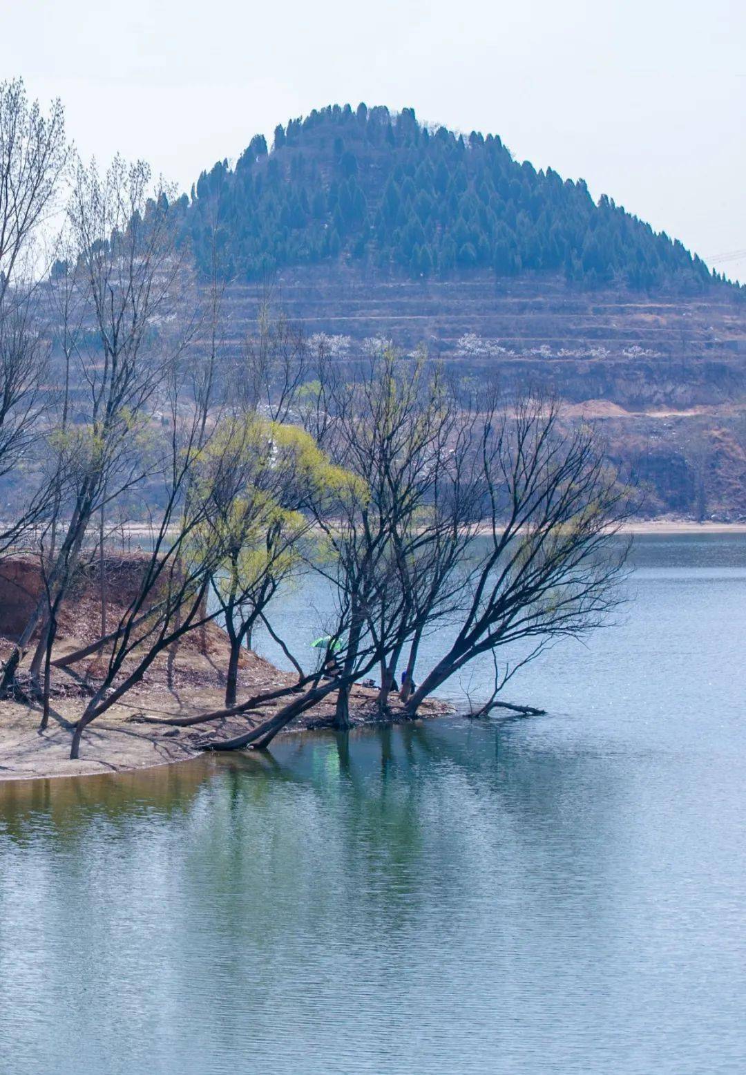 藏在章丘群山中的百丈崖水库,位于章丘垛庄镇,是一座高山水库,海拔高