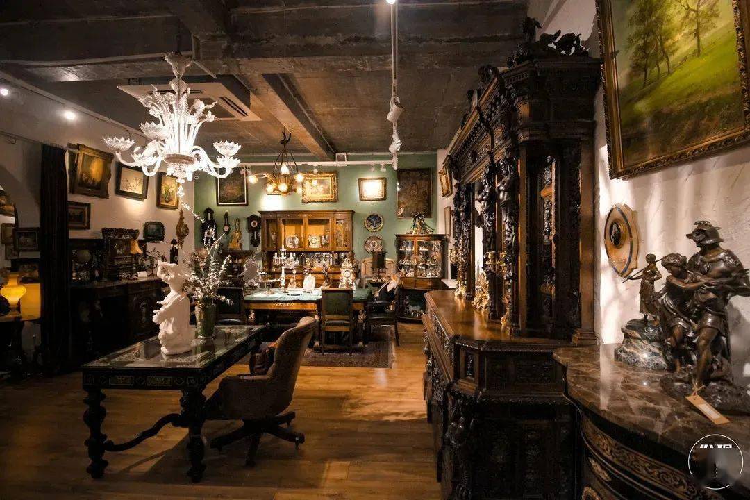 欧洲民间雕刻工艺法国布列塔尼风格的古董柜子踏进店内就能看到被古董