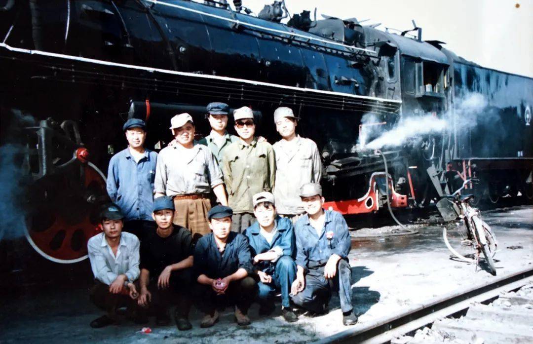 1977年 月,通化鐵路機務段建設型 5040號蒸汽機車第一乘務組人員合影