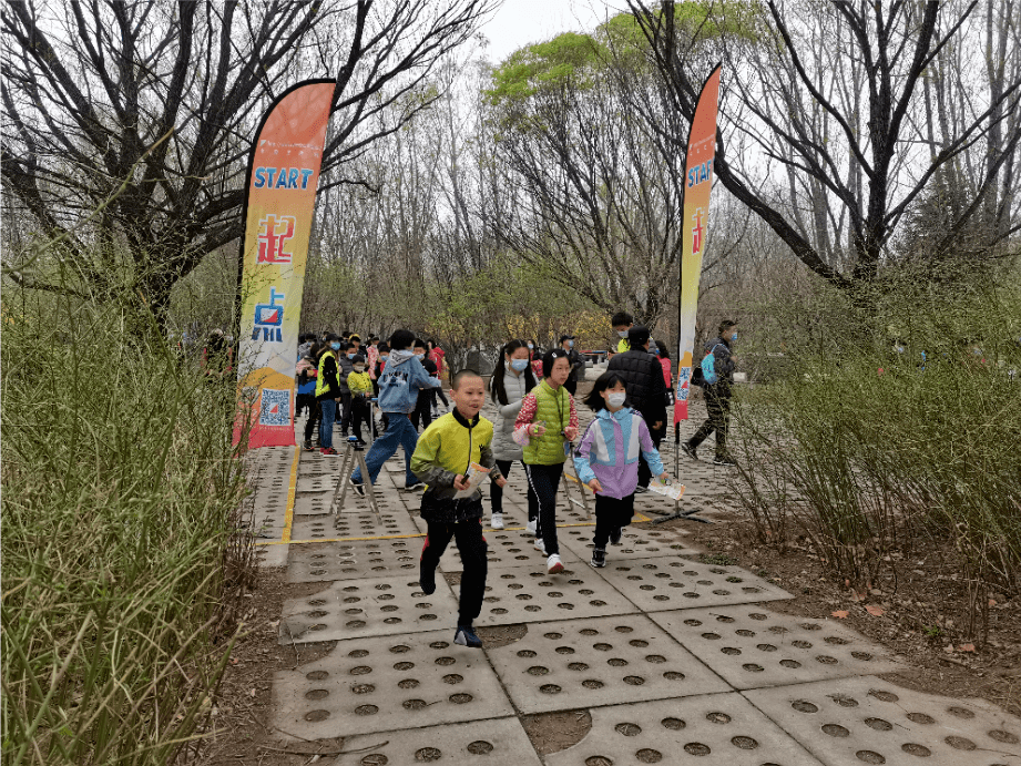 更是吸引了不少在公园游玩的学生和家长向工作人员了解定向越野运动