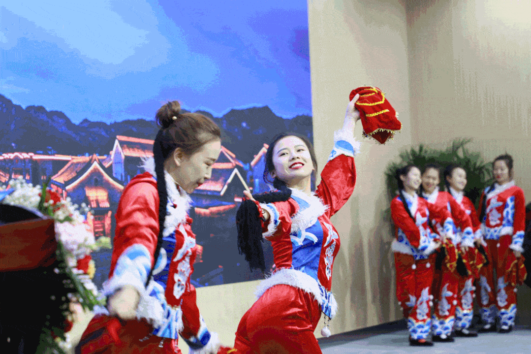 活动在金延安艺术团带来的独唱《江山》,舞蹈《金延安》中拉开序幕