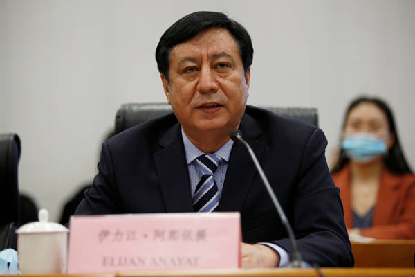 新疆维吾尔自治区人民政府新闻发言人伊力江·阿那依提 图源:澎湃影像