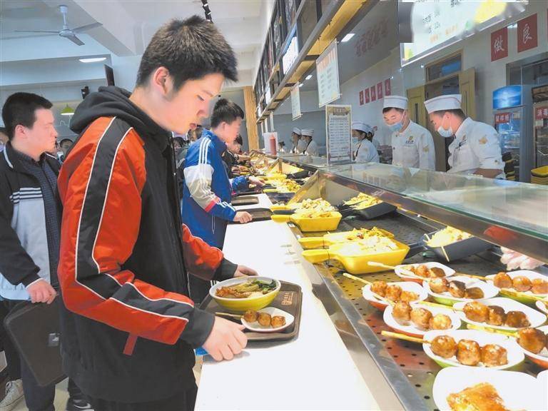 师大附中食堂推行自选式小碗菜.