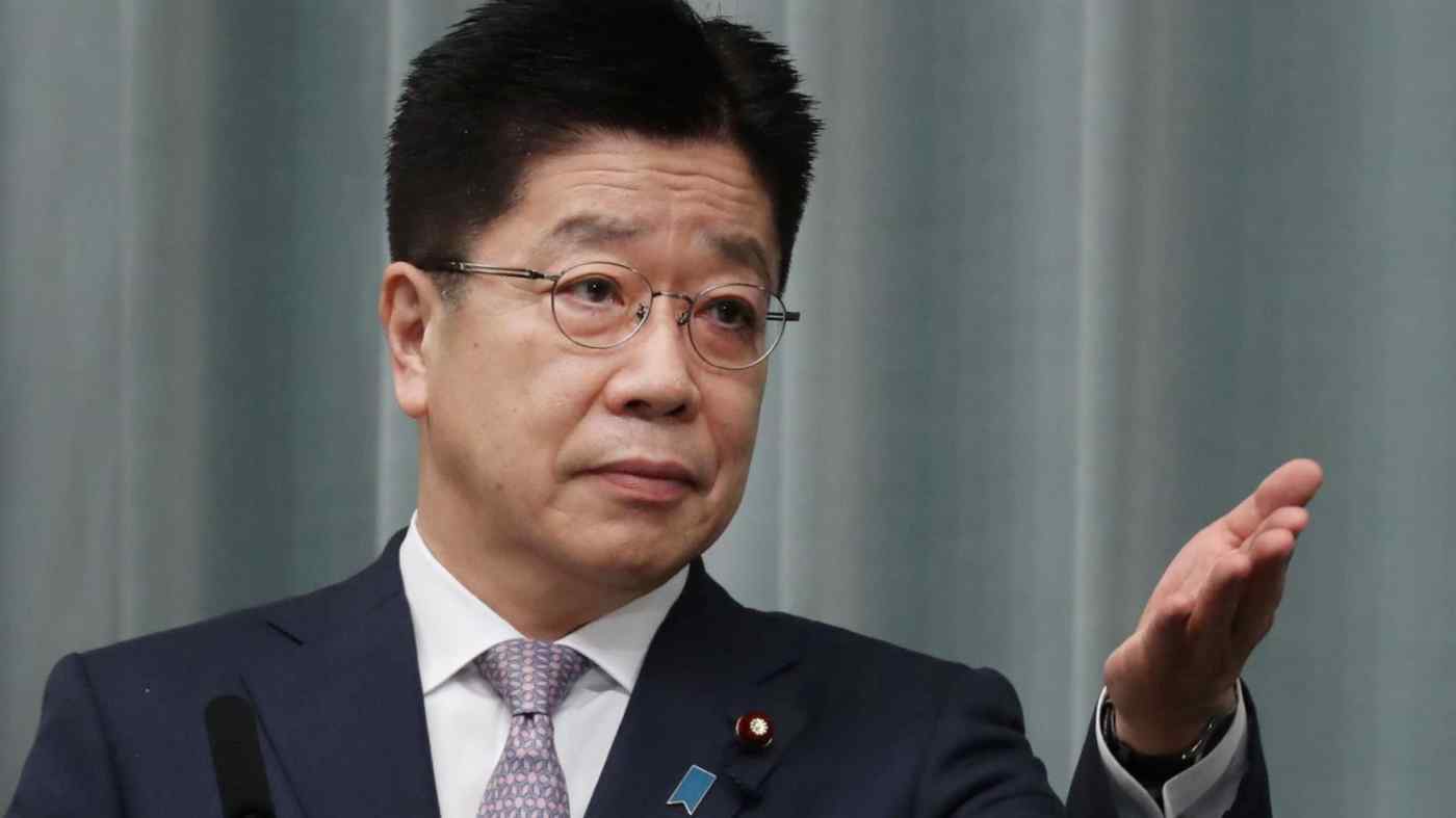 加藤胜信举行发布会,图自《日经新闻》