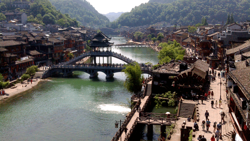 與龍山裡耶鎮,瀘溪浦市鎮,花垣茶峒鎮並稱湘西四大名鎮,又有酉陽雄鎮