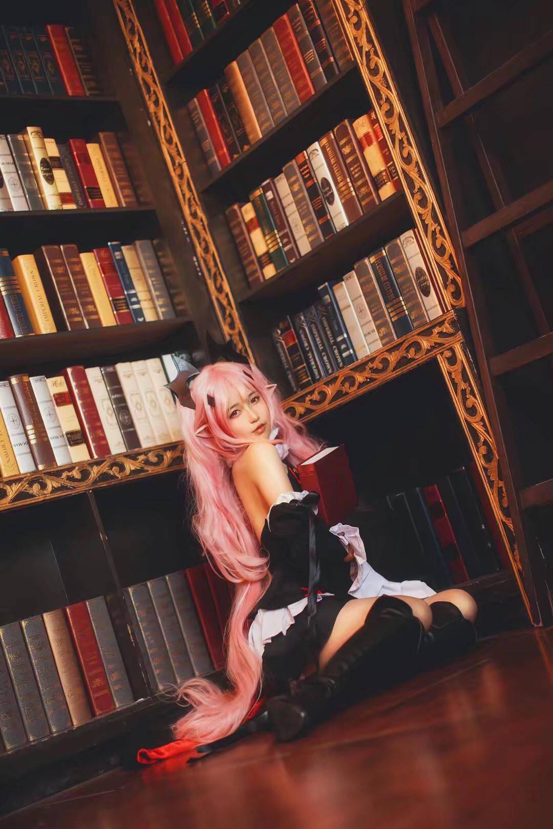 终结的炽天使克鲁鲁cosplay man, man, give me your blood