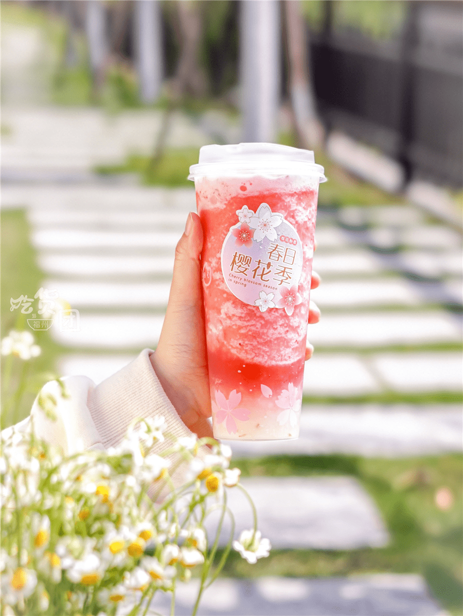 樱花季限定这杯边喝边嚼的粉嫩果茶一口爆汁萌化少女心