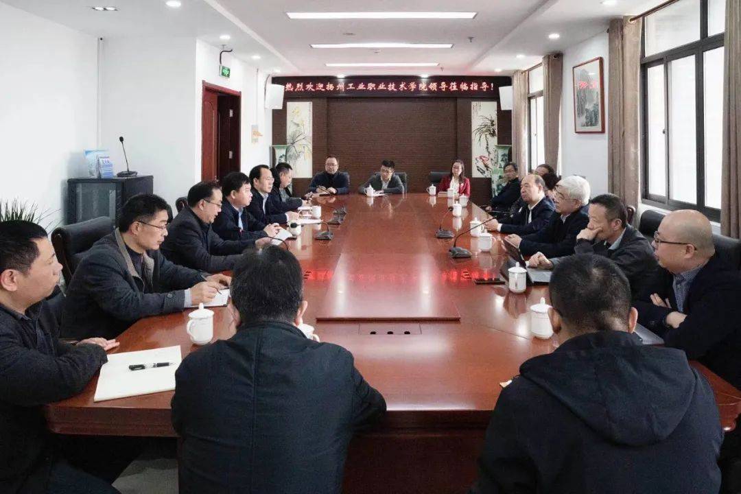 黄金发希望扬州工业职业技术学院能够和邗江中专加强合作,以高职带动