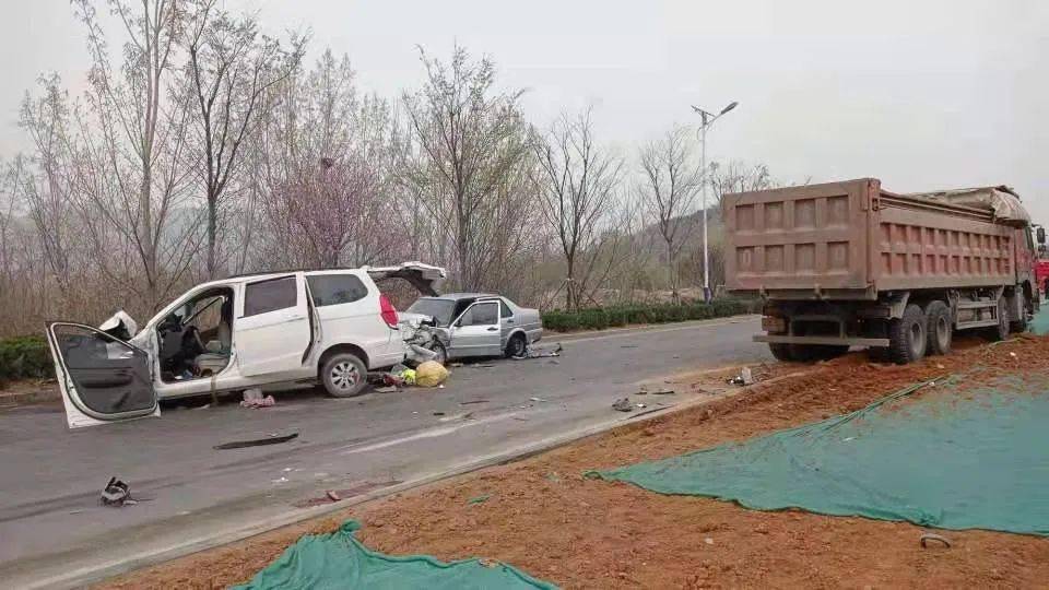 济南发生一起车祸,三车相撞!一女性被甩出车外,疑似身亡!警方介入