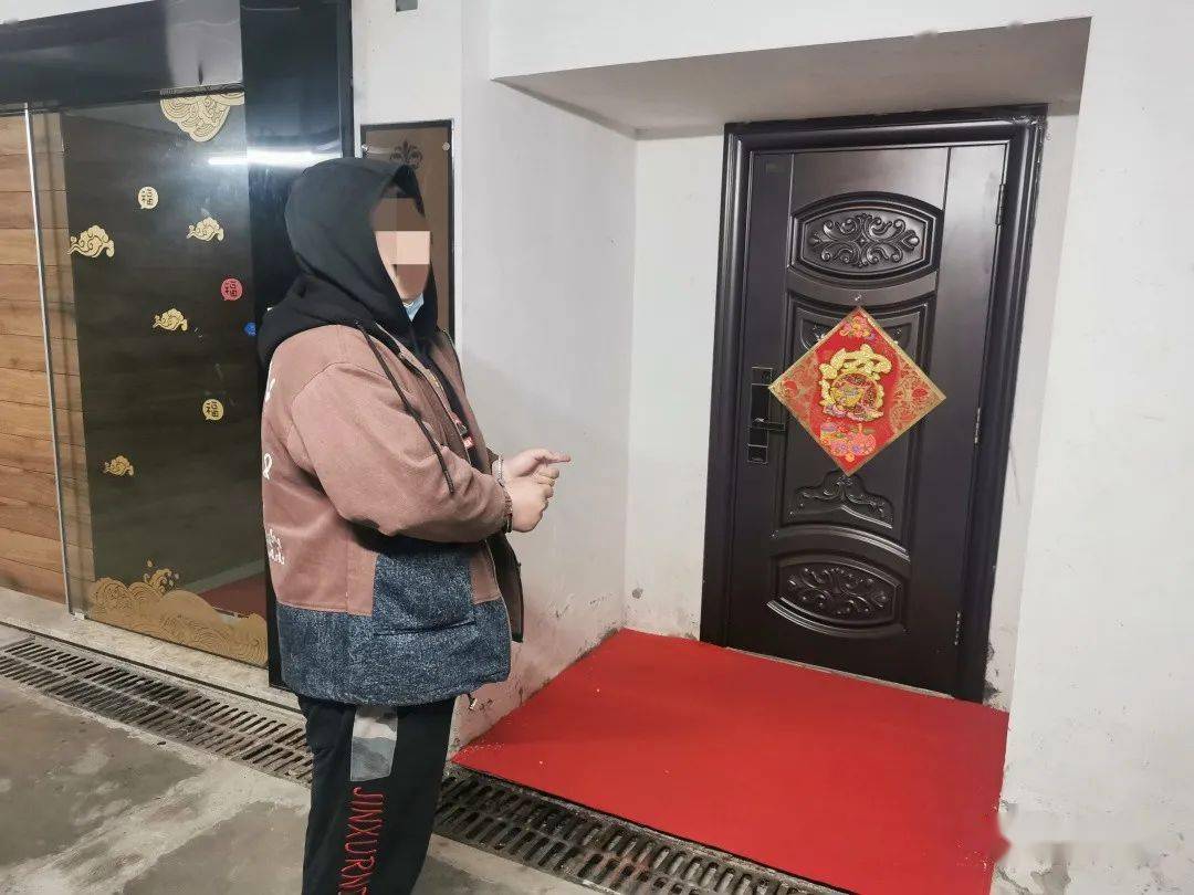 办案民警在袁某家中将其抓获归案