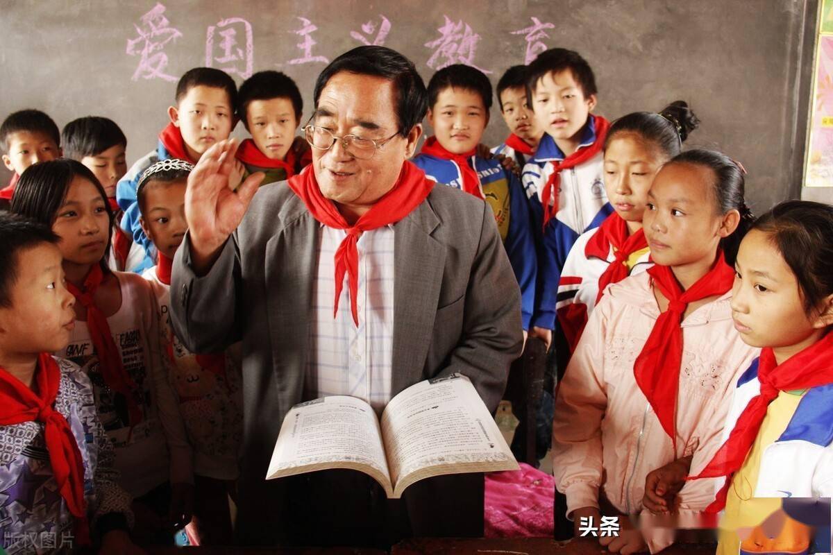 年轻人在h M店买东西 正气大爷上前劝说 不要钱也不能买 孩子 年轻人在h M店买东西 正气大爷上前劝说 不要钱也不能买 孩子