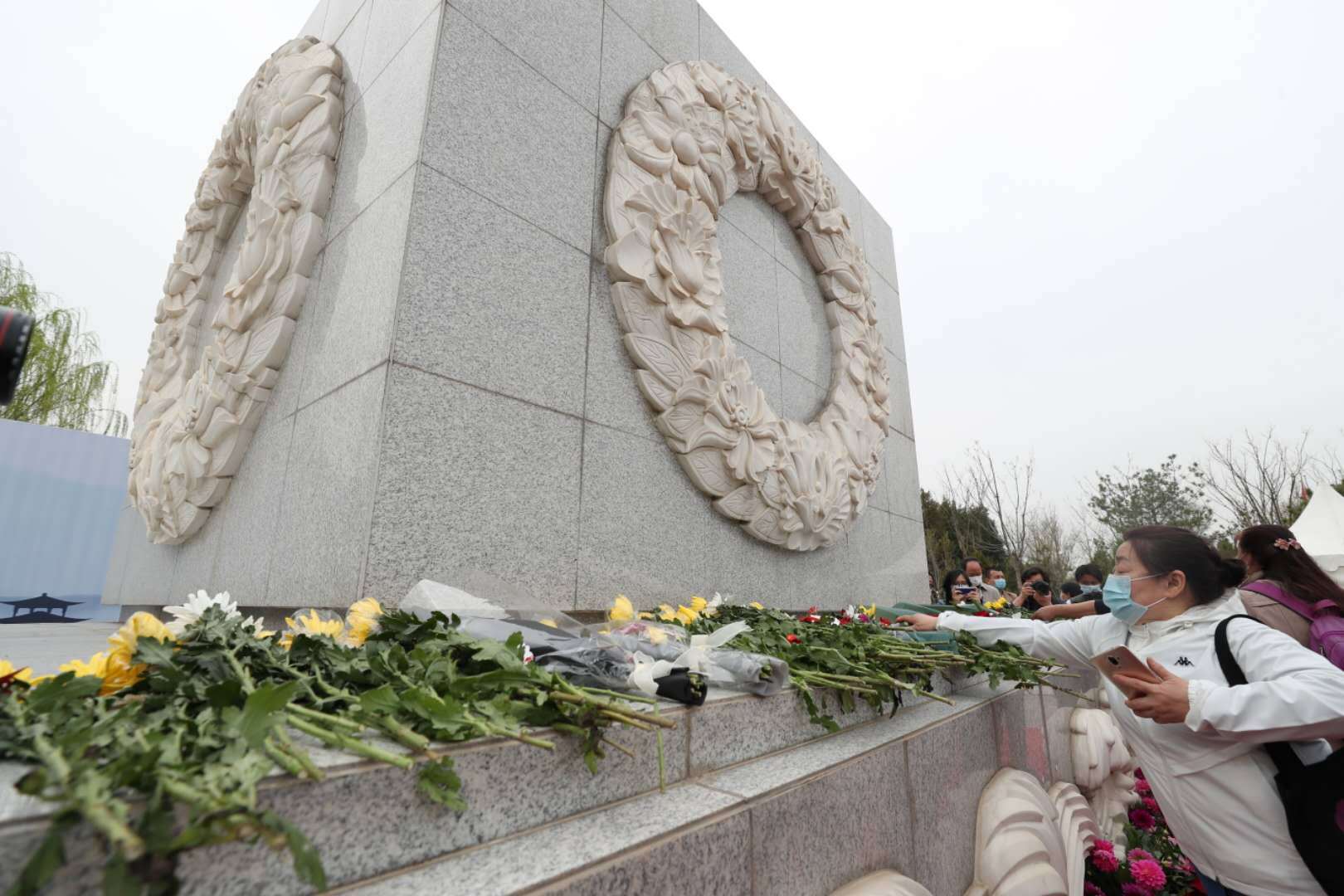 不留骨灰精神永存 北京公祭生态葬逝者_海葬