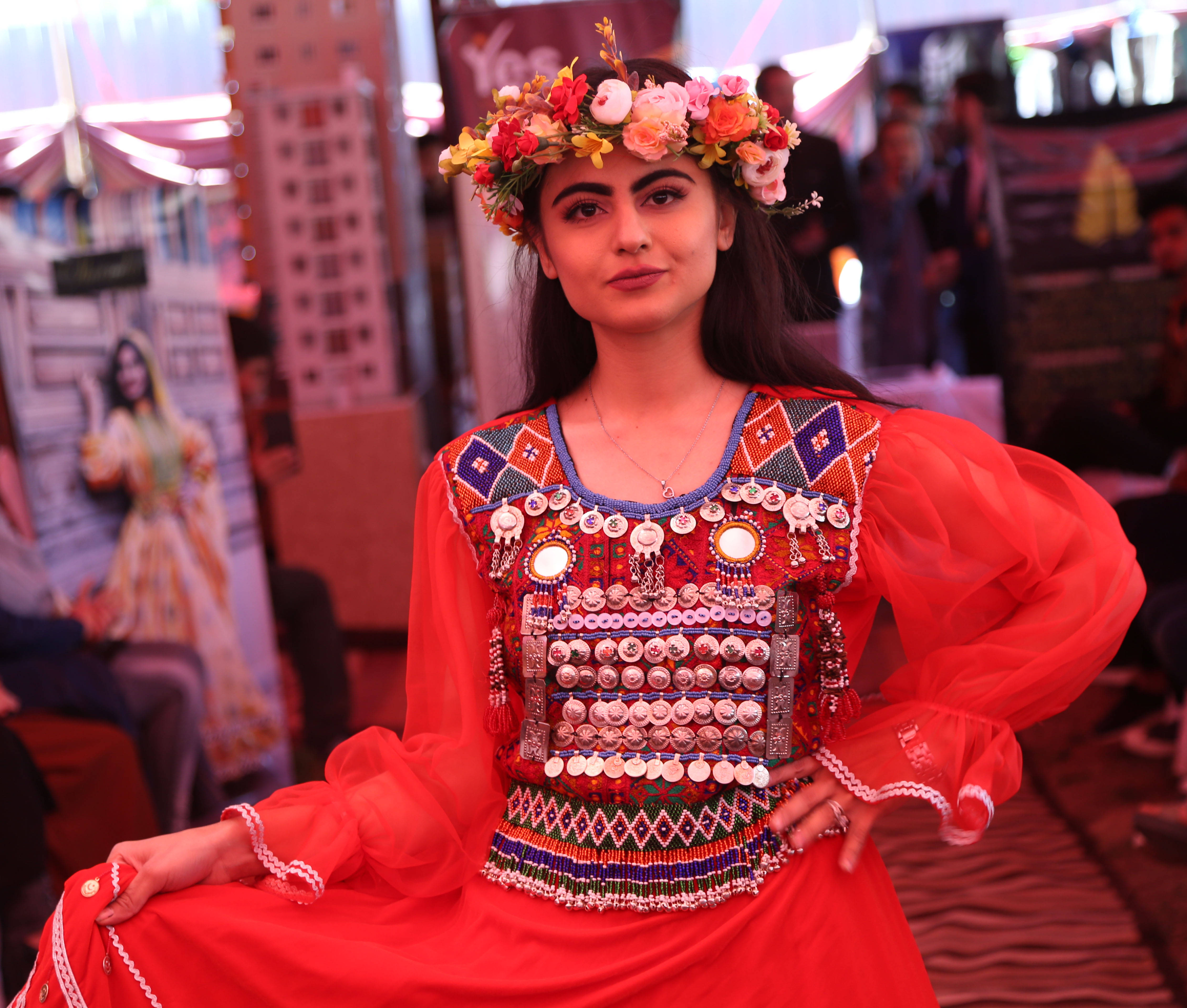 4月1日,当地模特在阿富汗喀布尔举办的商品展销会上进行服装展示