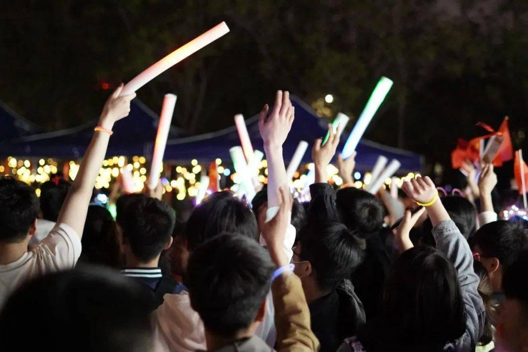 郑州大学荧光夜跑图片