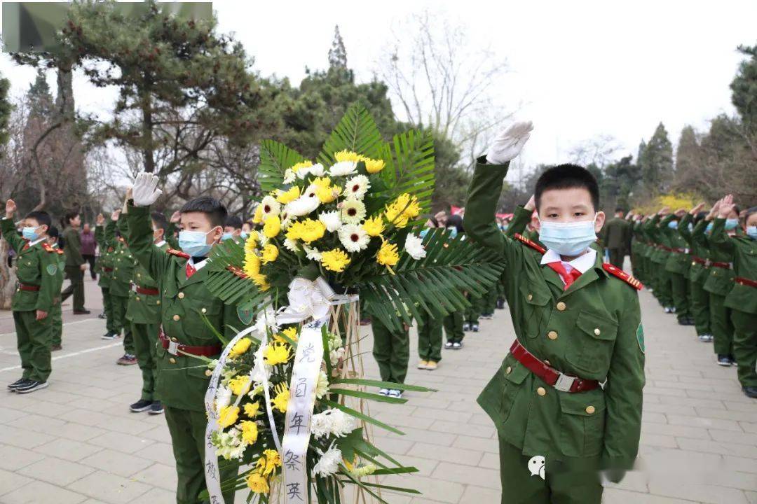 (迎秋里实验学校学生为烈士敬献花篮)(石门寨小学学生为烈士献花)