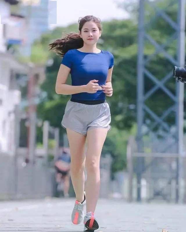 人高马大的东欧美女,梨形身材凸显特有魅力,臀大腿粗照样美丽