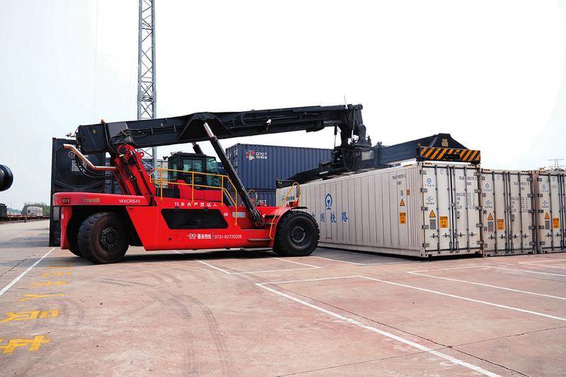 吊车将冷链集装箱吊上列车  本报通讯员李天骄摄