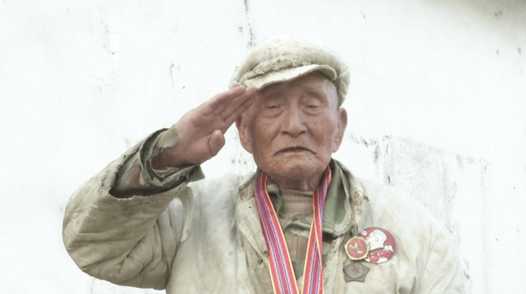 县93岁老兵现场匍匐获260万点赞,这段视频让网友纷纷表示:想哭_衢州市