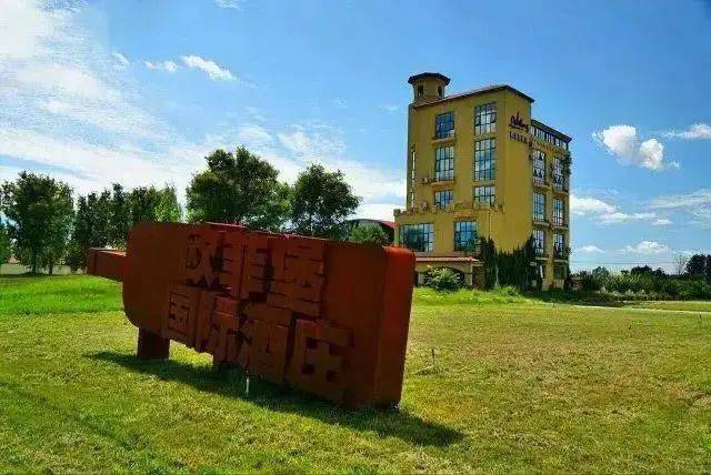 欧菲堡酒庄是一个集客房餐饮,旅游度假,会议功能,葡萄酒酿造销售为