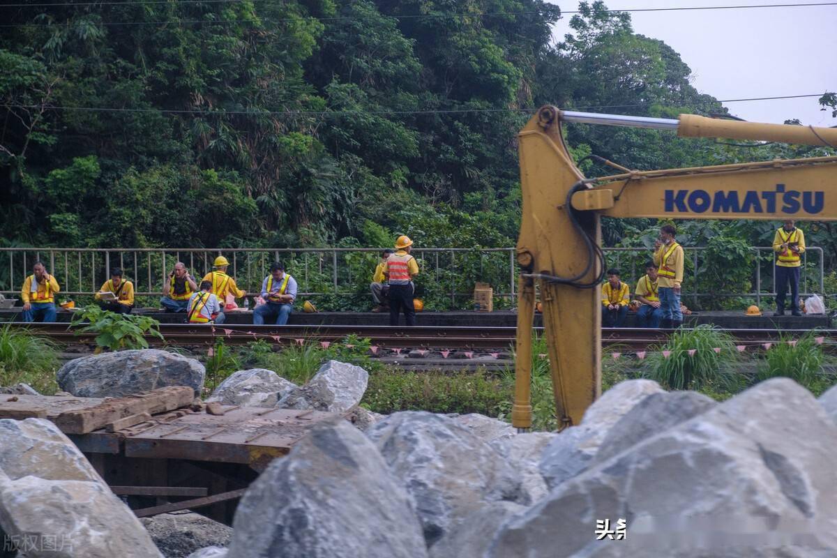 臺灣列車脫軌事故:太魯閣新城火車站不斷有遇難者遺體被移出