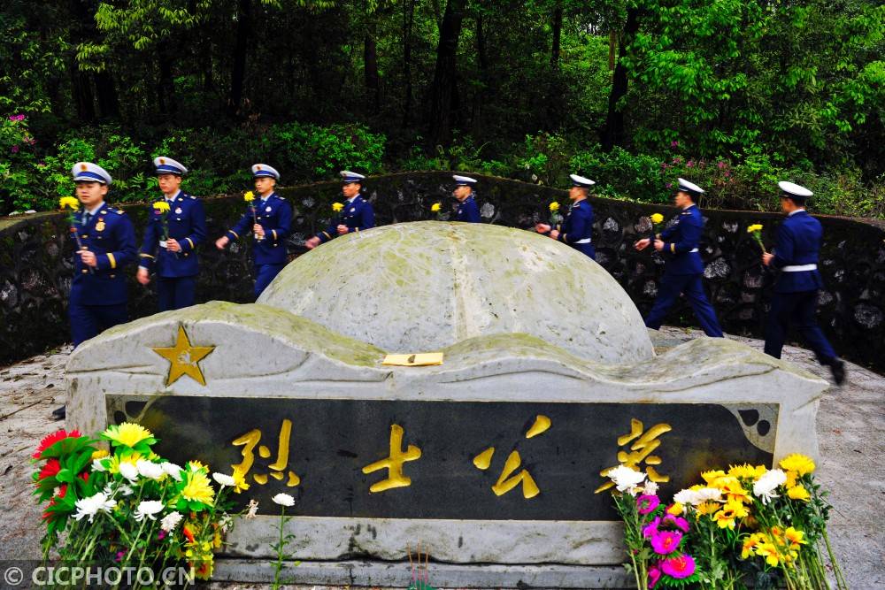 河北省秦皇岛市海港区迎秋里实验学校学生在汤河公园革命英雄纪念碑前
