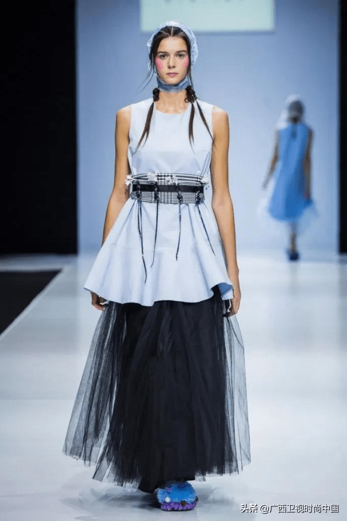 混搭一直是时尚界爱玩的把戏之一,背心裙,棒球衫等运动元素,与薄纱