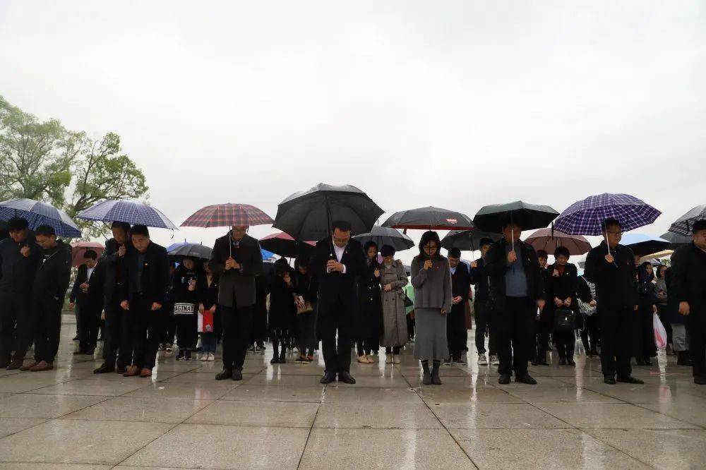 鎮黨委副書記,鎮長梁星子主持祭掃儀式春寒料峭,更兼滂沱大雨,整個