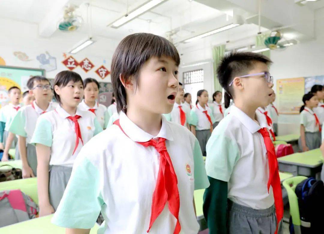 在北京街都府社区,越秀区广中路小学师生在组织观看了祭先烈仪式后,在