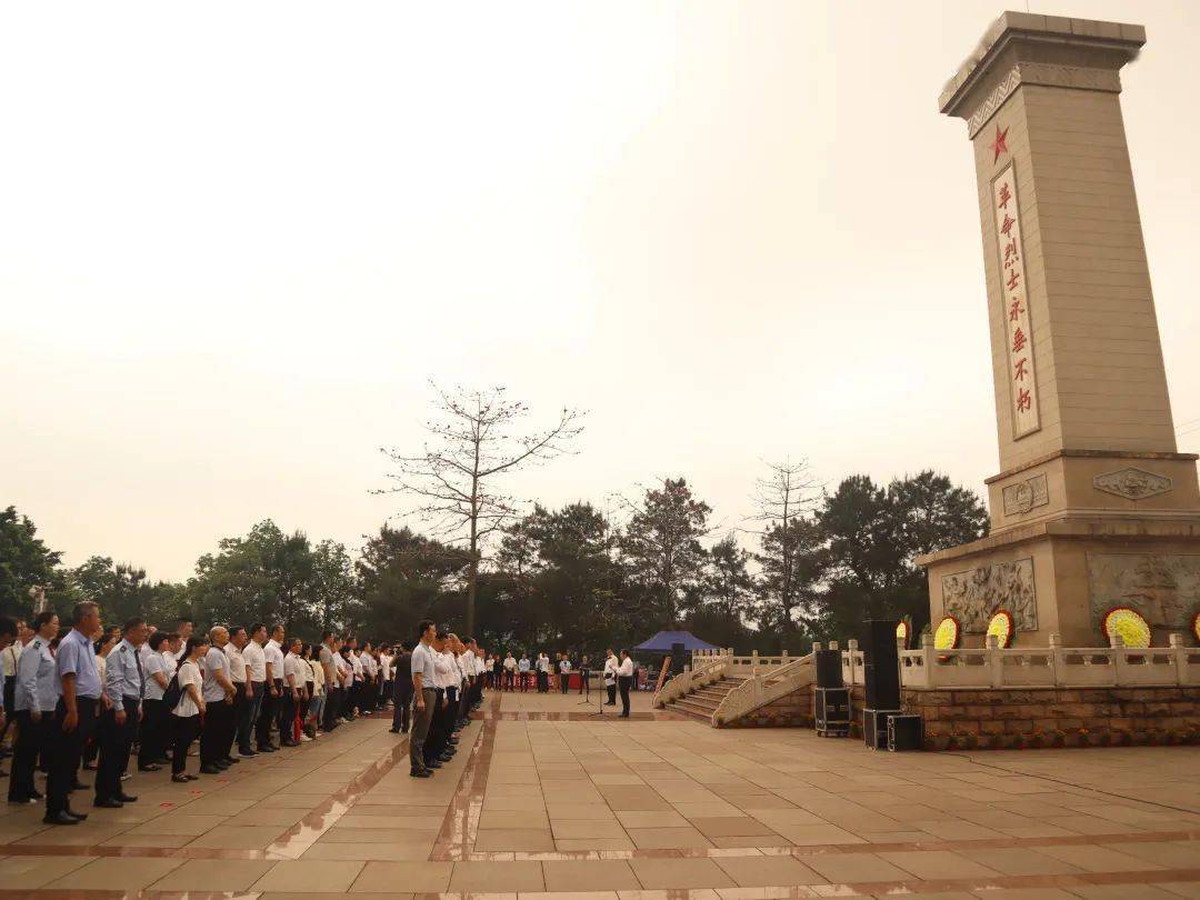 此次祭扫烈士陵园活动庄严而肃穆,让大家受到了深刻的爱国主义教育,使