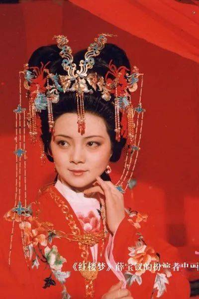黛玉嫁衣妆我对"凤冠霞帔"的最初印象是源于87版红楼梦里,黛玉的嫁衣