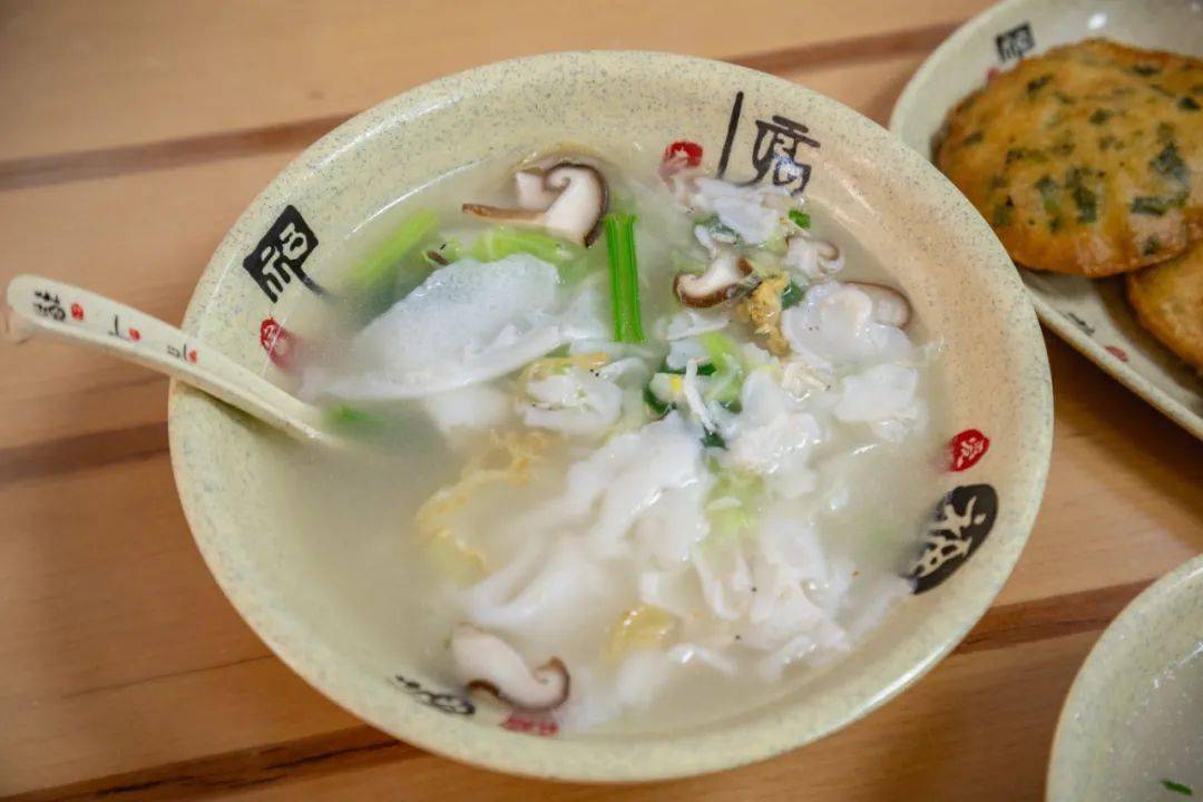 开在社区楼下的锅边糊小店里,藏着地道的福州滋味