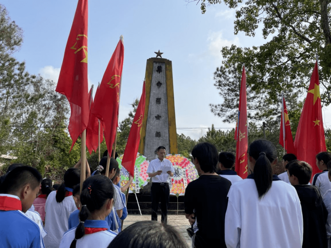 4月1日上午,惠東縣馬山學校全體師生到馬山革命烈士碑前開展清明節