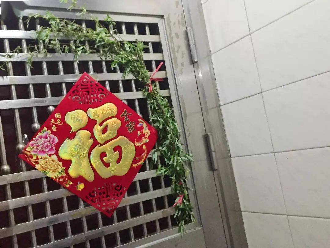 《清嘉录》:清明日,满街叫卖杨柳,人家买之,插于门上.