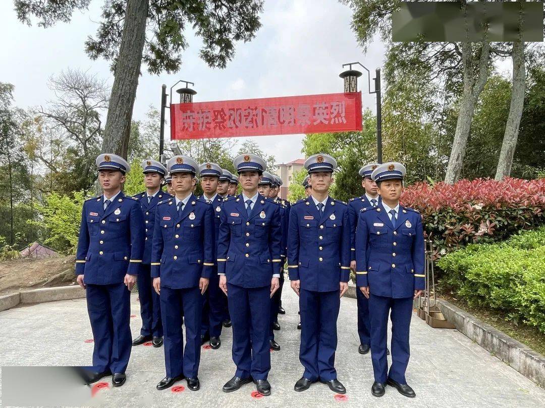 為陳祥榕烈士,來到安葬陳祥榕烈士的屏南縣烈士陵園附近學校師生,社會