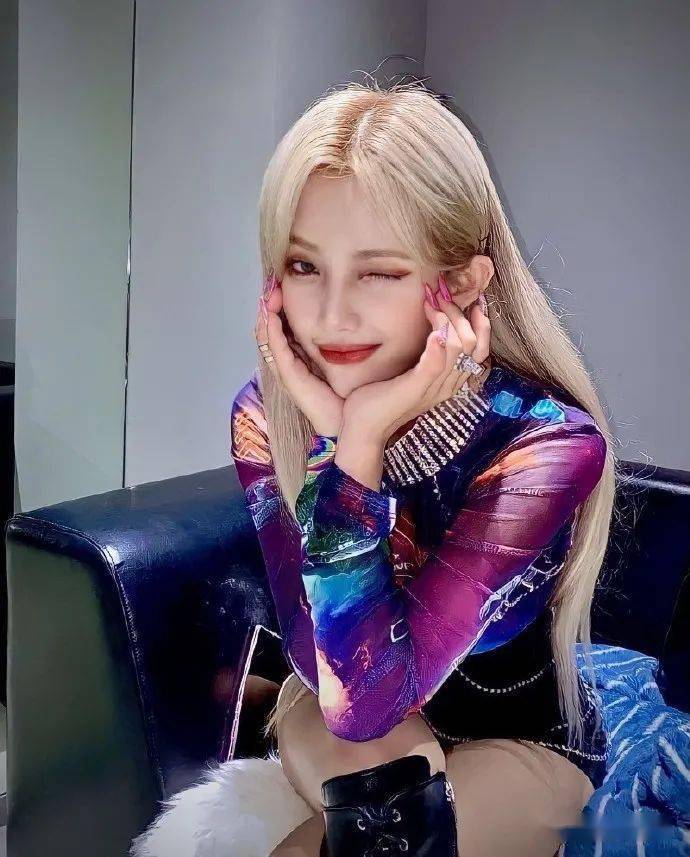 这位女团爱豆最近怎么这么hip自拍真是致命性的心动