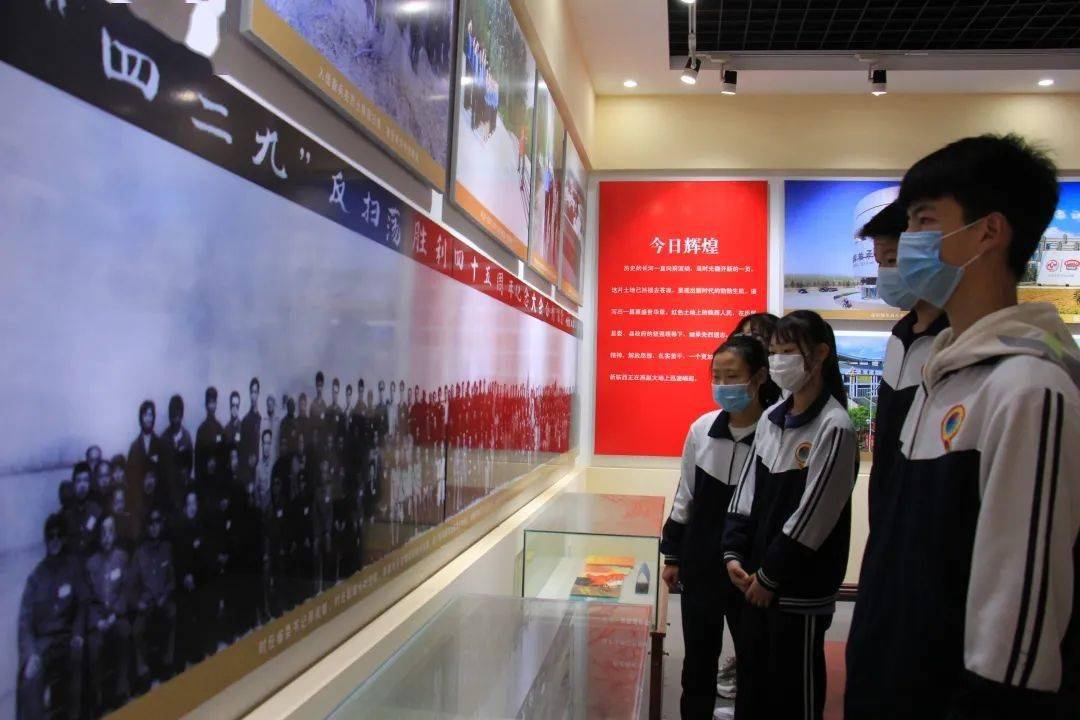 主题班会,诗歌诵读会等活动,倡导文明祭扫新风;第三中学,第五中学