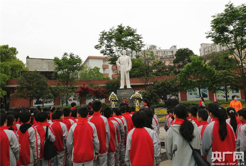 4月2日,余江韬奋学校学生在邹韬奋塑像前缅怀先烈.