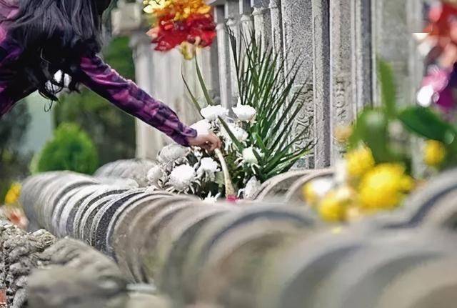 分手后为宣泄不满男子两次将前女友亲属坟墓砸毁还拍照发在朋友圈