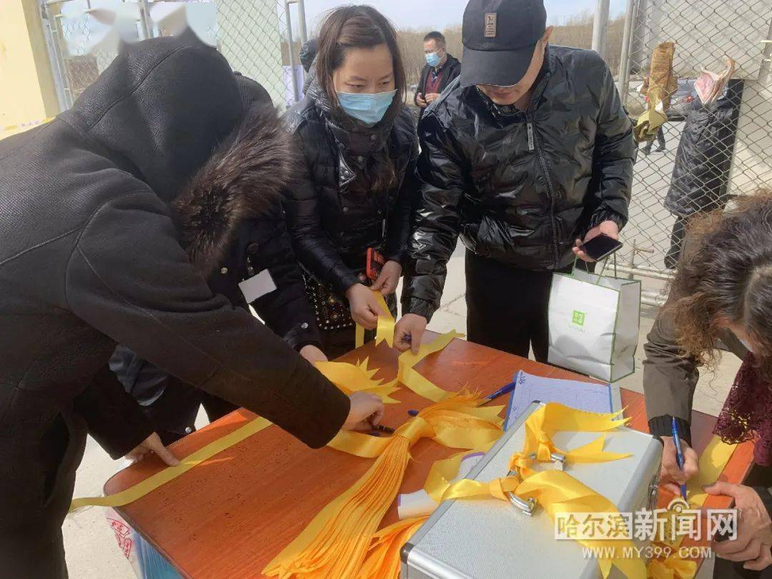 清明小长假哈市近16万人外出祭扫丨整个清明节服务保障期 祭扫人数较往年减少44 市民