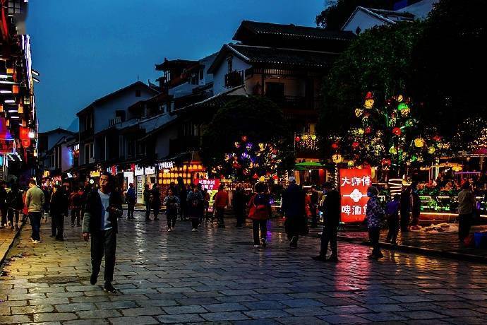 傍晚的西街,是阳朔最繁华的街道,去桂林阳朔一定要去西街走走